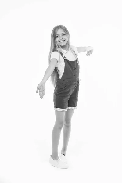 Menina no rosto sorridente posando em macacão rosa, isolado no fundo branco. Miúda com cabelo comprido usa roupas fofas. Conceito de moda para adolescentes. Menina gosta de olhar bonito, elegante e elegante — Fotografia de Stock