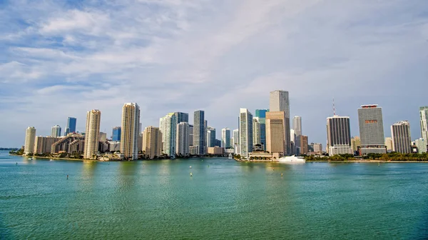 青い曇り空、船の帆、空撮とマイアミの高層ビル — ストック写真