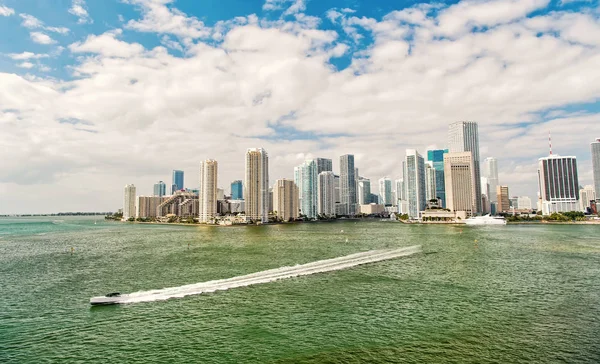 Miami skyskrapor med blå mulen himmel, båt segla, Flygfoto — Stockfoto