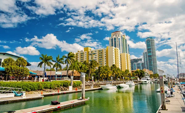 Jachthaven met jacht in Miami Beach, Florida, VSA — Stockfoto