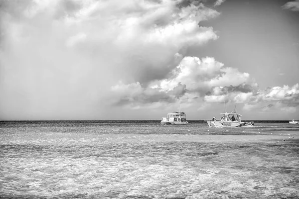 Grand Turk, Turks i Caicos - 29 grudnia 2015: łodzie w turkusowe morze na zachmurzone niebo. Łodzie na idylliczne seascape. Woda przygód i podróży. Letnie wakacje na tropikalnej wyspie — Zdjęcie stockowe