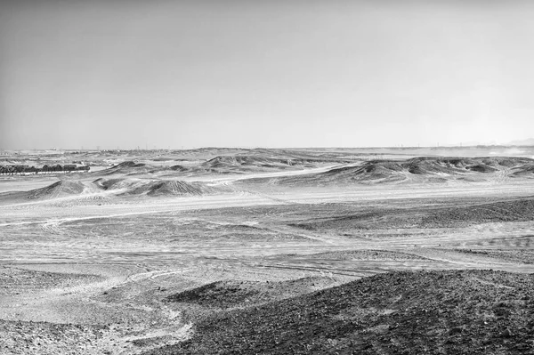 Paisagem do deserto em fundo céu azul claro. Terra de duna com superfície de terreno seco. Ecologia e efeito de aquecimento global. Hopelessness e conceito sem vida, espaço de cópia — Fotografia de Stock