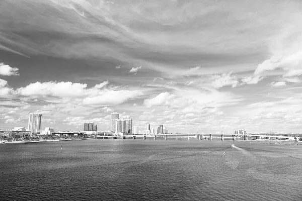 Seascape z mostu i budynków w miami usa na horyzoncie. Wieżowce w dzielnicy Śródmieście na zachmurzone niebo. Architektury i wzornictwa. Wakacje i podróże — Zdjęcie stockowe