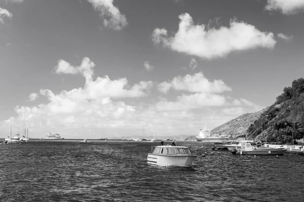 Γουσταβία, st.barts - 25 Ιανουαρίου 2016: μηχανοκίνητο σκάφος ταξίδια στη θάλασσα στο θολό μπλε του ουρανού. Ταξιδεύοντας με σκάφος. Θαλάσσια συγκοινωνία και σκάφους. Καλοκαιρινές διακοπές σε τροπικό νησί — Φωτογραφία Αρχείου