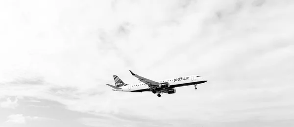 Φίλιπσμπουργκ - 24 Ιανουαρίου 2016: jet σε πτήση στα σύννεφα. Αεροσκάφη που πετούν στο συννεφιασμένο ουρανό. Αεροπλάνο ηλιόλουστη ημέρα. Ταξιδεύουν με αεροπορικές μεταφορές, αεροπορίας. Περιπλάνησης, τις διακοπές και ταξίδι — Φωτογραφία Αρχείου