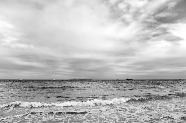 Zeegezicht en hemel met wolken, witte cloudscape. De golven van de zee op bewolkte hemel in philipsburg, sint maarten. Strandvakantie in Caribisch gebied, wanderlust. Vrijheid, perspectief en toekomst. — Stockfoto