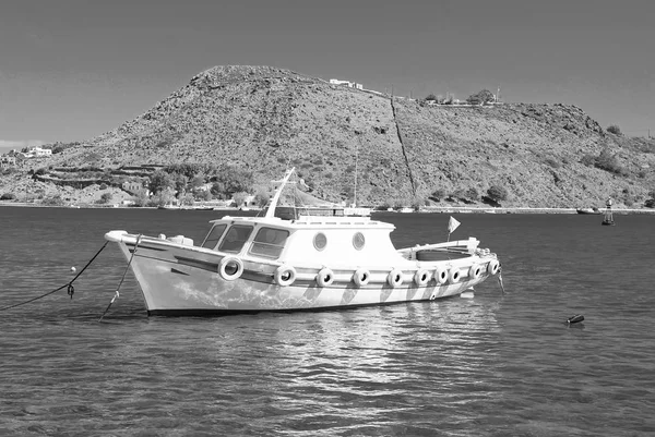 暑假和海上旅行。在帕特莫斯的蓝海船, 希腊。小船在海边与山在晴朗的天空。船舶和水运运输。流浪和发现 — 图库照片