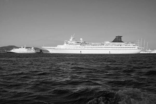 Patmos, Grécia - 19 de abril de 2010: navios de passageiros em mar azul. Navios de cruzeiro ou navios no céu ensolarado. Cruzeiro para a viagem de prazer. Férias de luxo. Férias de verão e viagens. Viajar e vaguear — Fotografia de Stock