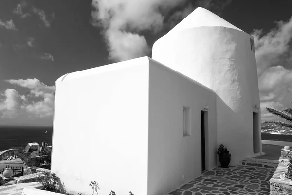 Typical house architecture and design in Mykonos, Greece. House by sea. Whitewashed building on sunny blue sky. Summer vacation on mediterranean island. Wanderlust and travel concept — Stock Photo, Image