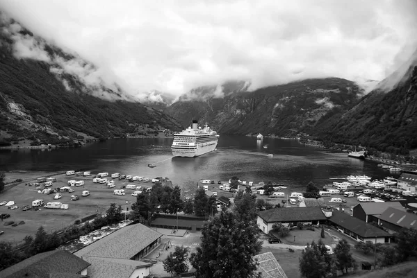 Vakantie, reis, wanderlust. Schip in Noorse fjord op bewolkte hemel. Oceaanstomer in de haven van het dorp. Reisbestemming, toerisme. Avontuur, ontdekking, reis. — Stockfoto