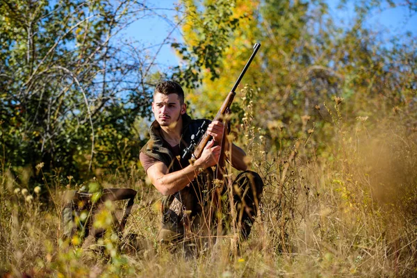 O homem que caça espera pelo animal. Caçador com rifle pronto para caçar fundo natureza. Habilidades e estratégia de caça. Estratégia ou método de caça para localizar alvos e matar animais visados — Fotografia de Stock