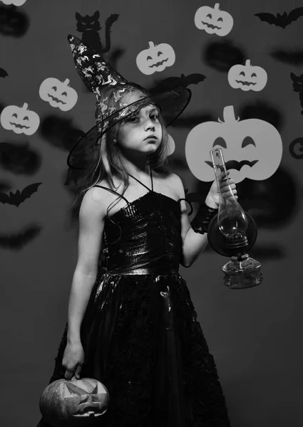 Halloween feest en decoraties concept. Kind in griezelige heksen kostuum — Stockfoto