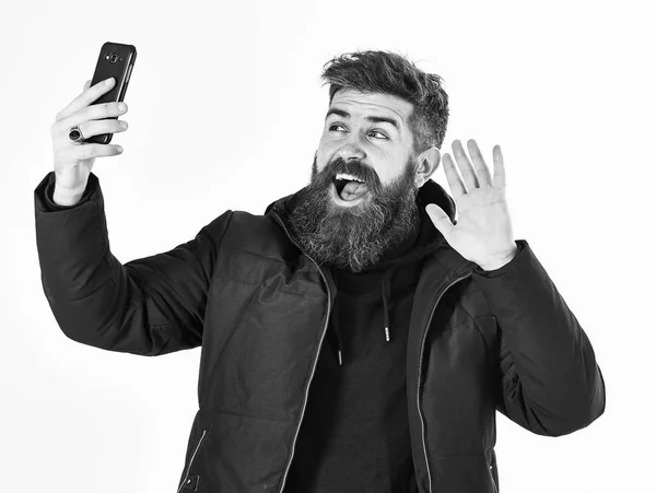 Blogueur avec barbe prend selfie photo ou streaming vidéo . — Photo