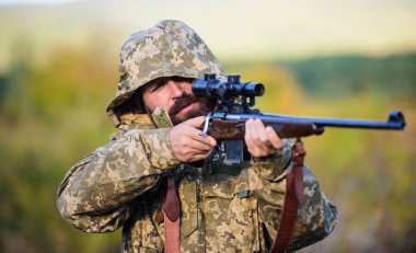 Av sezonu. Adam av doğa ortamı. Sakallı avcı tüfeği doğa arka plan. Deneyim ve pratik başarı avcılık oldukça rahat. Büyük oyun genellikle avcılık her hayvan hasat etiketi gerekli