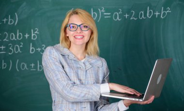 Eğitimci akıllı zeki Bayan modern dizüstü bilgisayar arama bilgi kara tahta arka plan ile. Kadın öğretmen giyim gözlük laptop internet'te sörf tutar. Kolay öğrenmek yolu. Online eğitim kavramı