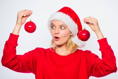 Yılbaşı dekor kavramı. Nasıl kış için süsleyin. Noel ağacı dekorasyon fikirleri. Kadın giymek santa şapka tutun iki topları dekor süsleme Noel için. Kış dekorasyonu satın. Dekoratif detay Tatil Ekle.