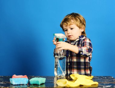 Küçük yardımcı kavramı anne. Meşgul yüz çocukla sprey tutar