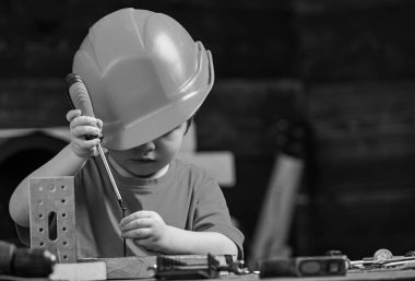 Çocuk Oluşturucusu'nu veya repairer oynamak, aletlerle çalışırız. Çocukluk kavramı. Turuncu baret veya kask, çalışma odası arka plan çocuk evlat. Gelecekteki kariyer mimarisi veya bina hakkında rüya çocuk