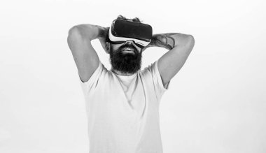 Vr bardaklarda sakallı adam zevk video, beyaz arka plan izliyor. Sanal sinema kavramı. Adam ile kafa monte göstermek zevk sanal gerçeklik. Hipster heyecanlı yüzündeki sanal gerçeklik eğleniyor