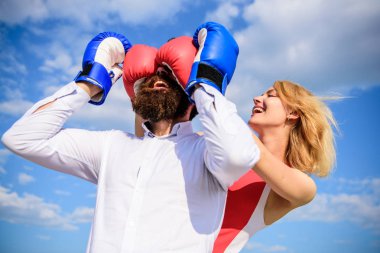 Hünerli hileler ilişkiler oynamak. İlişkiler oyun ya da mücadele. Oynamak ve eğlenmek. Hileler her kadın bilmesi gerekiyor. Yüz gülümseyen kız erkek yüz boks eldiven kapsar. Kuralları başarı kır. Zor erkek