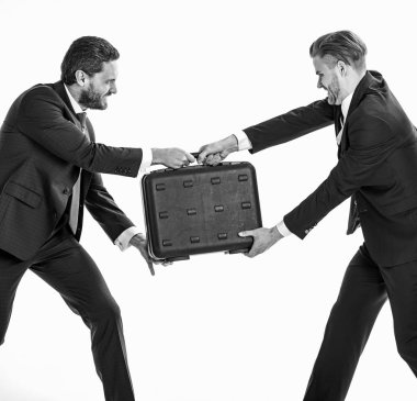 Saldırgan yüzlü ortaklar davayı beyaz arkaplanda tutarlar.