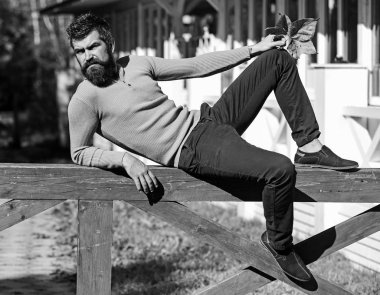 Sakallı adam ahşap Küpeşte üzerinde yatıyor. Sonbahar