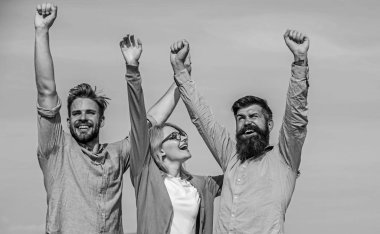 Şirket üç mutlu meslektaş ofis çalışanları özgürlük, gökyüzü arka plan tadını çıkarın. Erkekler resmi aşınmaya sakal ve gözlük sarışın iş bitmiş. Özgürlük kavramı. Çalışanların özgürlük hissi tadını çıkarın..