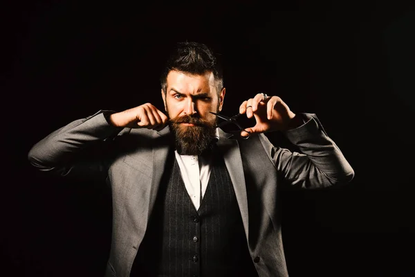 Macho em terno formal segura e corta barba e bigode — Fotografia de Stock