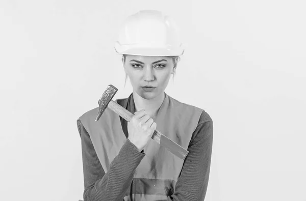 Fiatal nő kemény kalap és kalapács felkészülnek arra — Stock Fotó