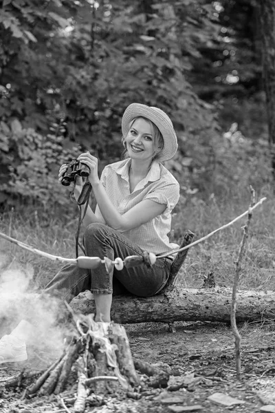 Observer le concept de nature. Fille expédition d'ornithologie en forêt. Fille profiter de randonnée dans la forêt en observant la nature. Son passe-temps est l'ornithologie. Touriste femme tient des jumelles tandis que se trouve sur le rondin près du feu de joie — Photo