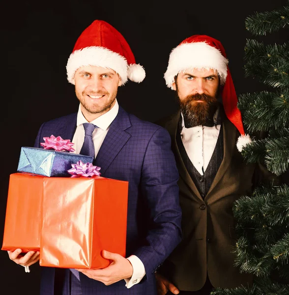 Los gerentes con barba se preparan para Navidad. —  Fotos de Stock
