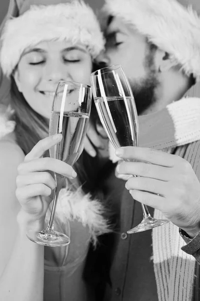 Meneer en mevrouw Claus hebben een glas champagne knuffelen. — Stockfoto