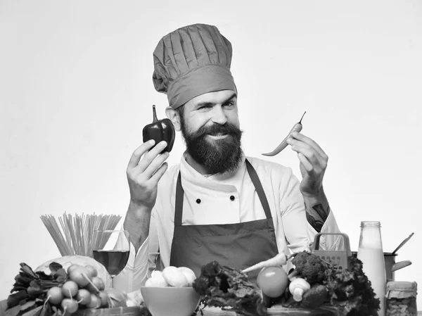 Le chef prépare le repas. Concept de processus de cuisson. Homme barbu — Photo