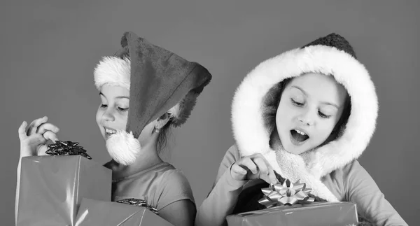 Kızlar Yeni Yılı Kutlar Noel Baba Şapkalı Çocuklar Hediye Kutularını — Stok fotoğraf