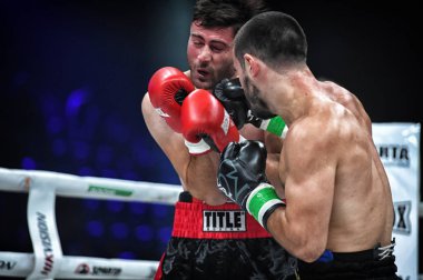 Kiev, Ukrayna - 2 Ekim 2018: boksörler Malkhaz Sujashvili ve Khuseyn Baysangurov palats spor Kiev arasındaki mücadele. WBC şampiyonu kemer için mücadele boks