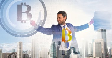 Bitcoin madencilik karlılık hesaplayın. İşadamı etkileşim dijital yüzey kripto para bitcoin. Dijital iş kripto para birimi. Bitcoin para yatırım stratejisi. Bitcoin ile başlamak