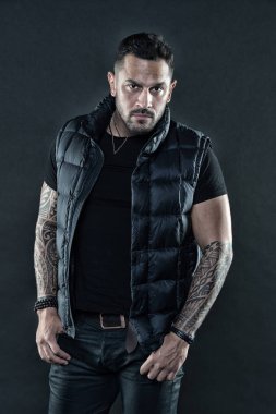 Adam acımasız tıraşsız İspanyol görünüm silah dövme. Sakallı adam dövmeler ile poz. Maço tıraşsız acımasız Triko yelek. Erkeklik ve moda kavramı. Dövme acımasız özniteliği. Dövme sanat kavramı