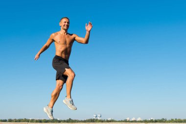 Gevşemek için benim en sevdiğim çalıştırarak gidiş yoludur. Sporda başarı. Kaslı adam havada atlama. Kas enerji olan adam. Spor ve fitness. Hayatta başarı iyi bir sağlık, kopya alanı temelidir