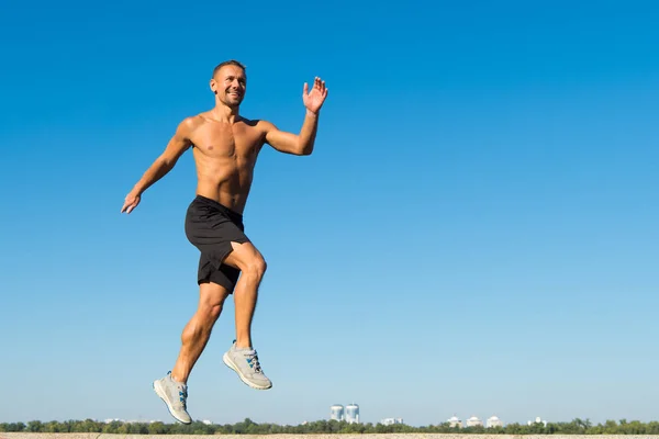 Mój ulubiony sposób na relaks jest przez będzie uruchomiona. Sukces w sporcie. Muskularny mężczyzna skakać w powietrze. Człowiek z energia mięśni. Sport i fitness. Podstawą sukcesu w życiu jest dobre zdrowie, miejsce — Zdjęcie stockowe