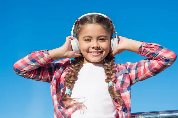 La vera fortuna. Piccolo appassionato di musica. Ragazzina felice. Bambina ascoltare musica all'aperto. Bambino felice indossare le cuffie. Dare vita alla musica — Foto Stock