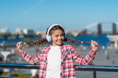 Şu an için mutluluktur. Müzik açık dinle küçük kız. Mutlu çocuk giyim kulaklıklar. Küçük müzik fan. Mutlu küçük kız. Yani müzik başlangıç