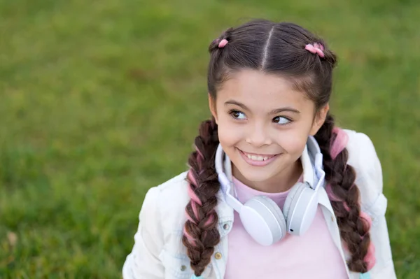 Riavvolgi la felicità. Un piccolo fan della musica. Bambino ascoltare musica all'aperto. Bambina felice. La ragazza felice indossa le cuffie. Me ne vado sempre in giro con le cuffie — Foto Stock