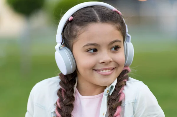 Que vida maravilhosa. Menina feliz usar fones de ouvido. Um pequeno fã de música. Criança ouça música ao ar livre. Criança feliz. Toca a música — Fotografia de Stock