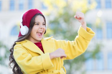 Müzik olumlu etkisi. Kız çocuk Fransız tarzı kıyafet müzik keyfi. Çocukluk ve gençlik müzik tadı. Küçük kız müzik dinleme keyfini en sevdiğim şarkı. Kulaklık kentsel arka plan ile kız