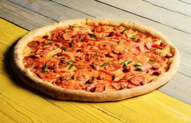 Biberli ve baharatlı pizza. Amerikan pizzacısı ve pizzacısı.