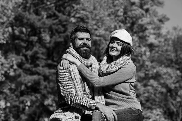 女の子と髭男または幸せな恋人上の日付抱擁 — ストック写真