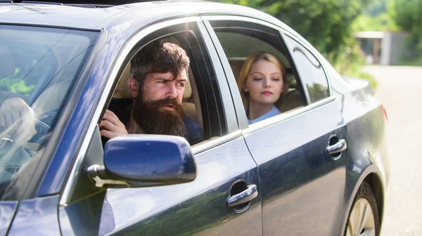 Auto con finestrini aperti e passeggero. La donna d'affari ha un autista privato. Assistente personale e autista. Concetto di vita aziendale. Donna d'affari seduta sul sedile posteriore mentre il conducente barbuto siede davanti — Foto Stock