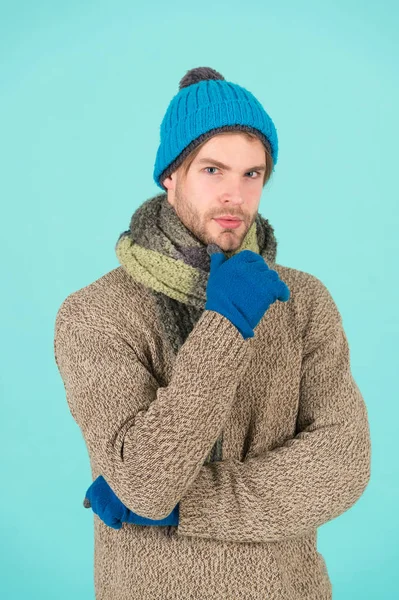 Ich hasse Kälte. Die Menschen tragen Winterkleidung. Mann bereit, Winterurlaub zu feiern. Halten Sie warm in dieser Ferienzeit. Kick cold, bevor es dich kickt — Stockfoto