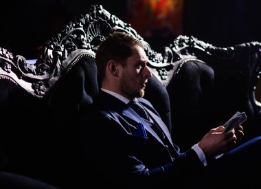 Para onun elinde tutan takım elbiseli bir iş adamı. Özgürlük, sui para ile oturan başarı adam