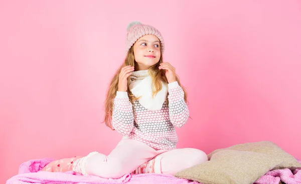 Vintertilbehør. Jente langt hår drømmende rosa bakgrunn. Ungen smiler med strikket tilbehør. Søt strikket hatt og skjerf-tilbehør. Vintermotetilbehør – stockfoto